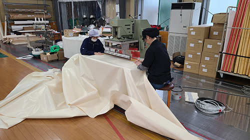 高周波ウェルダー加工の様子